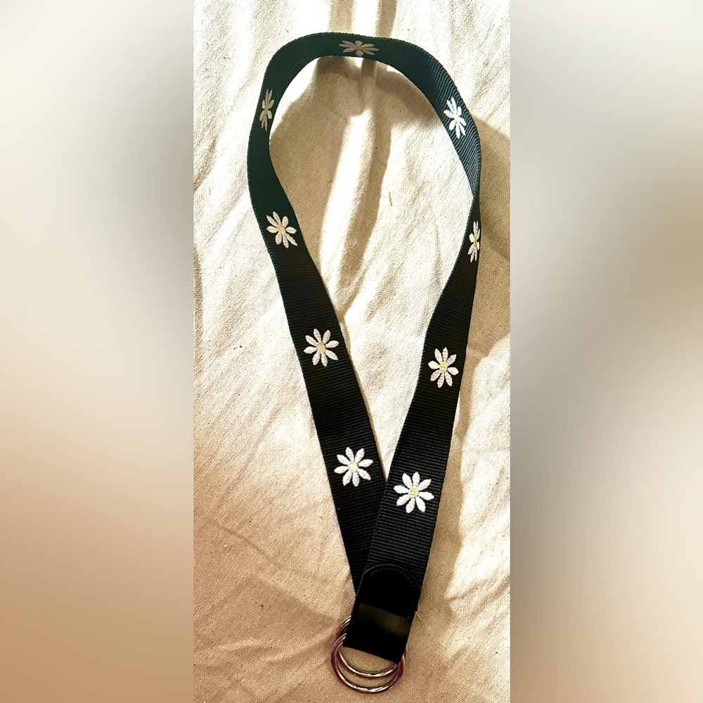 Black & white daisy canvas belt, 36” (end to end) x 1.5”